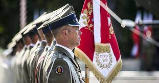 W sobotę 15 sierpnia, w ramach obchodów stulecia bitwy warszawskiej oraz święta wojska polskiego, z udziałem prezydenta rp, szefa mon, sekretarza stanu usa oraz kadry kierowniczej sił zbrojnych w warszawie odbyła się uroczysta odprawa wart przed grobem nieznanego żołnierza. O 8mjyhbtqniam