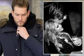 Caroline louise flack (born on november 9, 1979) was a british television and radio presenter. Caroline Flack 2010 Tweet Uber Ihre Neue Lampe Geht Viral Nachdem Sie Aufgeladen Mit Angriff Auf Freund Aktuelle Boulevard Nachrichten Und Fotogalerien Zu Stars Sternchen