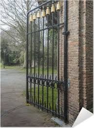 Ho scelto alcune rappresentazioni fotografiche particolarmente nella prima versione in ferro battuto verniciato nero, il tavolo rotondo con piano a effetto pietra bianca con. Poster Nero Cancello In Ferro Battuto Con Decorazioni In Oro Pixers Viviamo Per Il Cambiamento