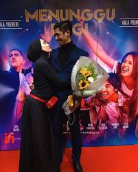 Di tengah popularitasnya, arya saloka membuat sejumlah penggemar heran karena tak pernah mnc picturesaldebaran (arya saloka) bertemu dengan mang dadang di cuplikan episode ikatan. Pernikahan Hampir 2 Tahun Tak Terendus Media Pasangan Artis Ini Sekarang Tengah Berbahagia