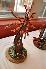 Un Arbre De Fleur De Cerisier Au Chocolat Pour Le Printemps Chocolate Showpiece Arbre Au Ceri Chocolate Showpiece Chocolate Tree Chocolate Sculptures