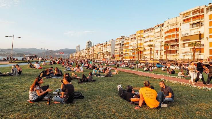 İzmir Kordon Gezisi: Alsancak Kordonboyu - İzmir'in Renkleri