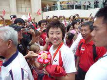 Feng tianwei is using the hurricane long 3(racket) neo hurricane 3(rubber front) tenergy 05(rubber back). Feng Tianwei Wikiwand