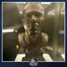 Tonight, @UMichFootball plays for the national championship. There are nine  players in the Pro Football Hall of Fame who are former Wolverines. Charles  Woodson ➡️ Ty Law ➡️ Tom Mack ➡️ Steve