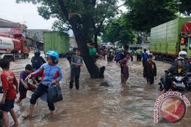 Meski resto sudah tutup tapi ia rela melayani netizen ajak belikan makanan untuk driver ojol yang sepi order. Jalan Bandung Garut Macet Akibat Banjir Kahatex Antara News