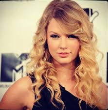 Taylor swift is known for the songs she captures and the experiences she captures. How To Keep Your Curly Hair Frizz Free Like Taylor Swift Beauty