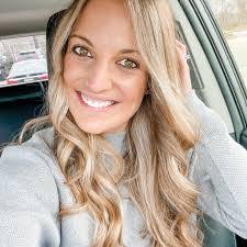 Tara Pace's Instagram, Twitter & Facebook