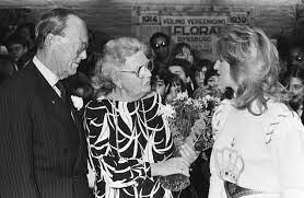 Prins bernhard vroeg vaticaan om hulp. Datei Prinses Juliana Prins Bernhard Met Zangeres Anita Meyer Bestanddeelnr 932 4145 Jpg Wikipedia