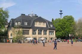 Auf krea­ti­ver ent­de­ckungs­tour im kunst­mu­se­um, auf dem muse­ums­platz, in der vil­la des haus der jugend und im reu­ter­park. Haus Der Jugend Bundesstadt Bonn