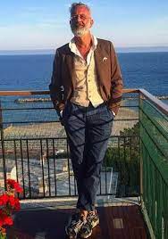 50代男性 茶ジャケット 紺パンツ 迷彩柄スニーカーの着こなし メンズ italy web メンズファッション おじさん ファッション 秋冬 ファッション メンズ