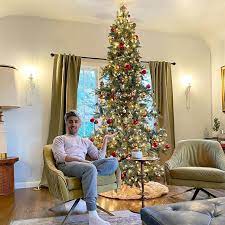Using amazing tree designs, novelty garland, baked decorations and blankets of snow, david shares his tips for staging fabulous holiday decor. Celebrity Christmas Christmas Tree Photos People Com
