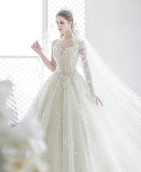This Timelessly Elegant Wedding Dress From J Sposa Wedding Featuring Sophisticated Lace Appliques Is Off The Charts Beautiful Wedding Dresses Beautiful Gowns Wedding Gowns Vintage