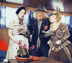 Children's series about the adventures of worzel gummidge (jon pertwee), a scarecrow who comes to life. Worzel Gummidge S Christmas Special Leaves Viewers In Floods Of Tears Aktuelle Boulevard Nachrichten Und Fotogalerien Zu Stars Sternchen