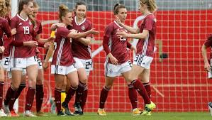 Grimm's regenbogenbande 7 freunde in schälchen. Nationalmannschaft Dfb Frauen Mit Regenbogen Kapitansbinde Wir Stehen Fur Vielfalt Ran