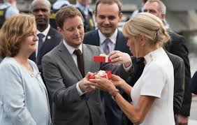 I have never been comfortable with it but i completely understand. La Ministre Des Affaires Etrangeres Nathalie Loiseau Et Clement Beaune En Charge Des Affaires Europeennes Offrent Des Lego