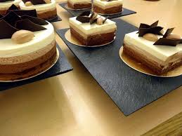 Entremets Mousseux Trois Chocolats Une Recette Du Livre Patisserie Les Cles De La Reussite Les De Recette Biscuit Chocolat Patisserie Mousse Chocolat Noir