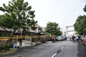Tanah runtuh jejaskan laluan kereta api bukit bendera. 7 Rumah Diancam Tanah Runtuh