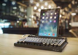 Itypewriter is a retro ipad keyboard for kooky hipsters. Ipad Typewriter Keybord Is The Retro Revolution Santa Got Geek