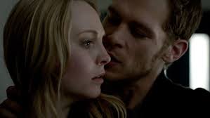 Antes do retorno de The Originals, relembre os melhores momentos de Klaus e  Caroline em The Vampire Diaries