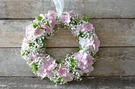 Kirchendeko Zur Hochzeit Selber Machen Ein Hortensienkranz Diy Mit Bildern Oktober Hochzeit Saison Blumen Hochzeit