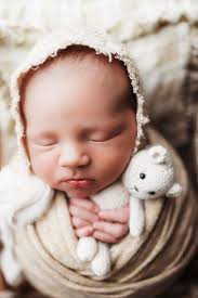 Wrapped or unwrapped—what's your favorite look for newborn photos? I love  mixing both in your gallery, but I want to know… which one are you drawn to?