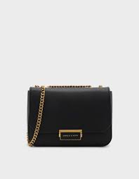 Untuk tas charles and keith tas yang original biasanya akan menggunakan bahan berkualitas tinggi dan terbaik dimana bahan yang mereka gunakan yaitu bahan yang tidak lengket dan berminyak dan selanjutnya untuk merek asli biasanya mempunyai kulit yang lembut dan juga fleksibel. Brick Classic Push Lock Crossbody Bag Charles Keith Tas Wanita Tas Selempang Tas