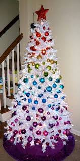 34 Beautiful Christmas Tree Decorating Ideas I Love The Graduation Of Colors On This Rainbow Christmas Tree Rainbows Christmas White Christmas Tree Decorations