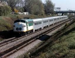 Go Transit Auxiliary Power Control Unit Apcu Leads 906 Leads An Outbound Commuter Along The Toronto Lakeshore Go Transit Train Pictures Train Tracks