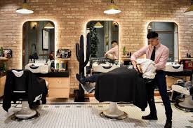 En Barbería Capital creamos los espacios y ambientes perfectos para darte  el mejor servicio. Barbería Capital:📍El Palacio de Hierro Durango Durango  230, Colonia Roma Norte, CDMX Contáctanos y agenda tu cita: Teléfono