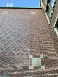 Batu bata merah memang menjadi maerial paling sering digunakan oleh kebanyakan orang ketika sedang membuat sebuah rumah, karena pada material ini memiliki banyak sekali keunggulannya. Masterumah Batu Bata Juga Digunakan Sebagai Elemen Dekorasi Tembok Rumah