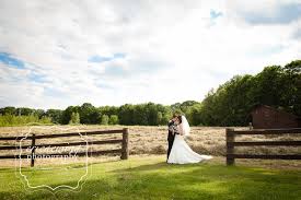 Hotell i sentrum og i kort avstand fra worcester polytekniske institutt. Wedding Photography At Zukas Hilltop Barn In Spencer Ma By Worcester Ma Wedding Photographer Spencer M Wedding Photos Poses Wedding Poses Wedding Photography