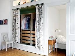 Dejar que se sequen bien y colócalas de nuevo en el. 10 Closet Layout Ideas Simphome In 2021 Closet Layout Open Closet Bedroom Decor Design