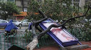 In the evening, the rare tyndall phenomenon appeared. Thousands Evacuated As Typhoon Jongdari Hits Shanghai