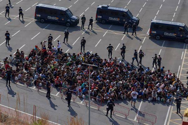 Miles de migrantes en Ceuta esperan en el limbo mientras España decide qué  hacer con ellos