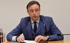 246,769 likes · 7,172 talking about this. Dat Is Schrikken Zo Zag Je Bart De Wever Nog Nooit Nieuws365