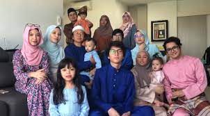 He is currently the director general of his own production company, ace motion pictures sdn bhd. Nasib Baik Bebud4k Ni Ikut Muka Bapak Dia Aziz M Osman Berita Kopak Media