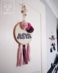 Bebek odası duvar süsleri arasında son zamanlarda oldukça popüler olan duvar stickerları harika çeşitleriyle pek çok yerde sunuluyor. Cocuk Odasi Hastane Odasi Isimli Kapi Duvar Susu Cocuk Odasi Cocuk Sus