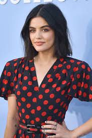 Required fields are marked * comment. Tagli Di Capelli Per Il Viso Tondo Le Star Da Copiare Vogue Italia