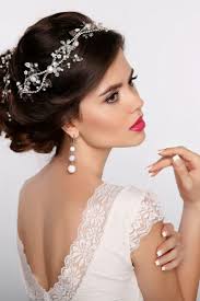 Bridal hairstyles for short hair include romantic updos, glamorous old hollywood curls and unique hair accessories (headbands, barrettes and flower crowns), as seen in some of our favorite short wedding hair 'dos. Beautiful Wedding Hairstyles Album Still Hunting For The Best Hairstyle For Your Wedding Wedding Hairstyles Photos Wedding Hair Inspiration Wedding Hairstyles