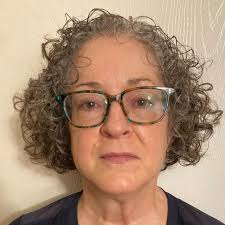 Não vá para casa da Claire. Uma loja de tatuagens/piercing fará um piercing  normal na orelha, mas vai custar mais, mas é melhor para si. ￼