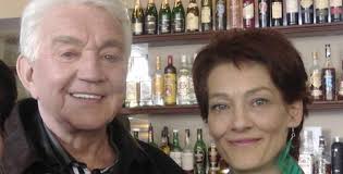Jedná se o známého dabingového herce, který dabuje filmy, ve kterých hraje jea. Jiri Krampol Promluvil O Sve Milence S Talentovanou Hereckou Je Od Sebe Deli 34 Let Celebrity Instory Cz