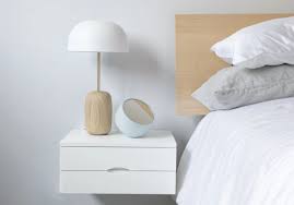 Selain itu, sebagai bagian kepala tempat tidur bisa diampelas dan dipernis dengan tepat menjadi. Ide Kreatif Meja Samping Tempat Tidur Yang Bikin Kamar Makin Kece