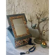 جعبه جواهر با آینه تاشو تکنیک:پتینه و کهنه کاری و دکوپاژ روی چوب ❌فروخته  شد❌ برای اطلاعات بیشتر لطفا با من در واتس آپ در تماس باشید. ۰۹۱۲۳۳۷۲۹۰۹  بازسازی و احیا لوازم