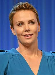 Charlize theron posted a rare video of her with both of her daughters!. Charlize Theron S Neue Frisur August 2021