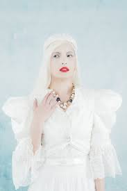 Diese schminke ist dafür bekannt, sich besonders leicht und geschmeidig auftragen zu lassen. Snow Queen In Rot Winter Frau In Der Krone In Einem Roten Kleid Und Roten Lippenstift Madchen Mit Schneeflocken Lizenzfreie Fotos Bilder Und Stock Fotografie Image 72590208