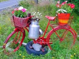 22 Unusual Containers With Flowers To Add Fun To Summer Backyard Designs Gartendekoration Gartenkunst Topfblumen