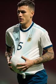 Veja mais ideias sobre planos de fundo, papeis de parede, wallpapers bonitos. Leandro Paredes Of Argentina Controls The Ball During The Argentina Football Argentina Football Boys