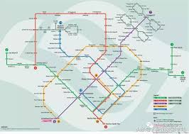 地铁站「mrt」位于新加坡机场2号和3号航站楼的地下一层，只要跟着「train to city」通的标识走就没错了。 目前新加坡地铁主要有四条路线，分别为： 新加坡机场是绿色东西线(ew)的终点站。 新加坡机场mrt地铁的营运时间. 95jfjicnt Qjxm