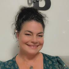 A RARE SIGHT TO SEE: An incredible video shared by Clint and Michelle Jones  shows what appears to be an extremely rare albino hummingbird stopping to  enjoy a quick snack.