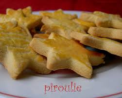 Dans un grand saladier, travaillez le beurre mou en pommade avec le sucre. Petits Biscuits Sables De Marmiton Patisseries Et Gourmandises